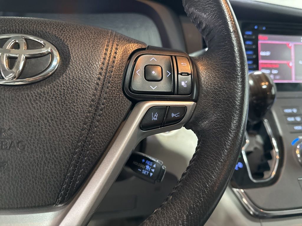 Used 2018 Toyota Sienna XLE Premium w/ Carpet Mat Package image 13