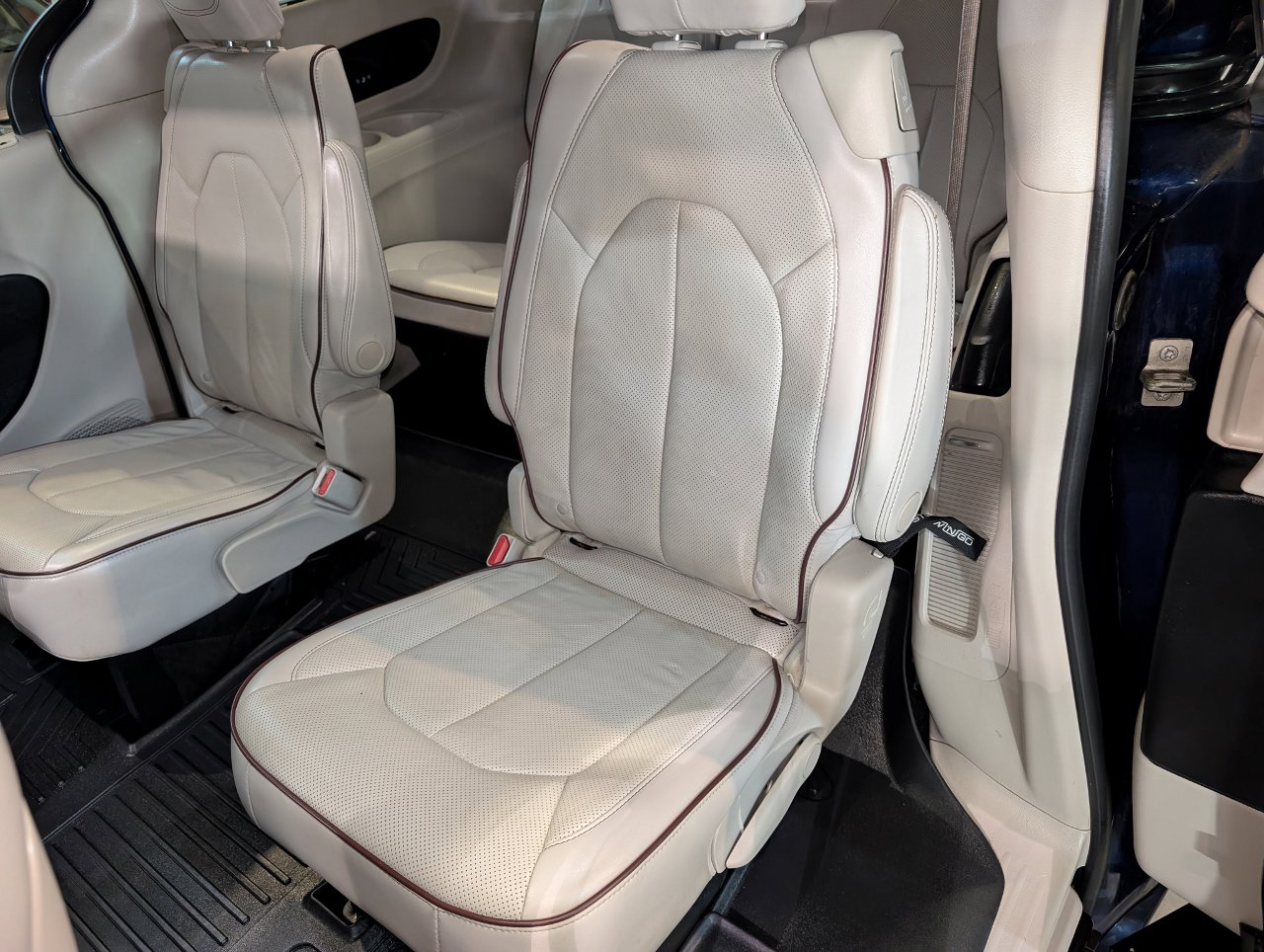 Used 2017 Chrysler Pacifica Limited image 24