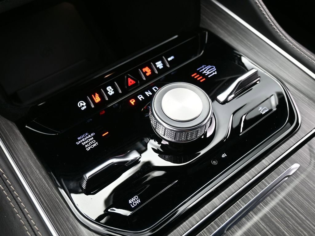 Used 2023 Jeep Wagoneer L Series III w/ Preferred Equipment Group image 26