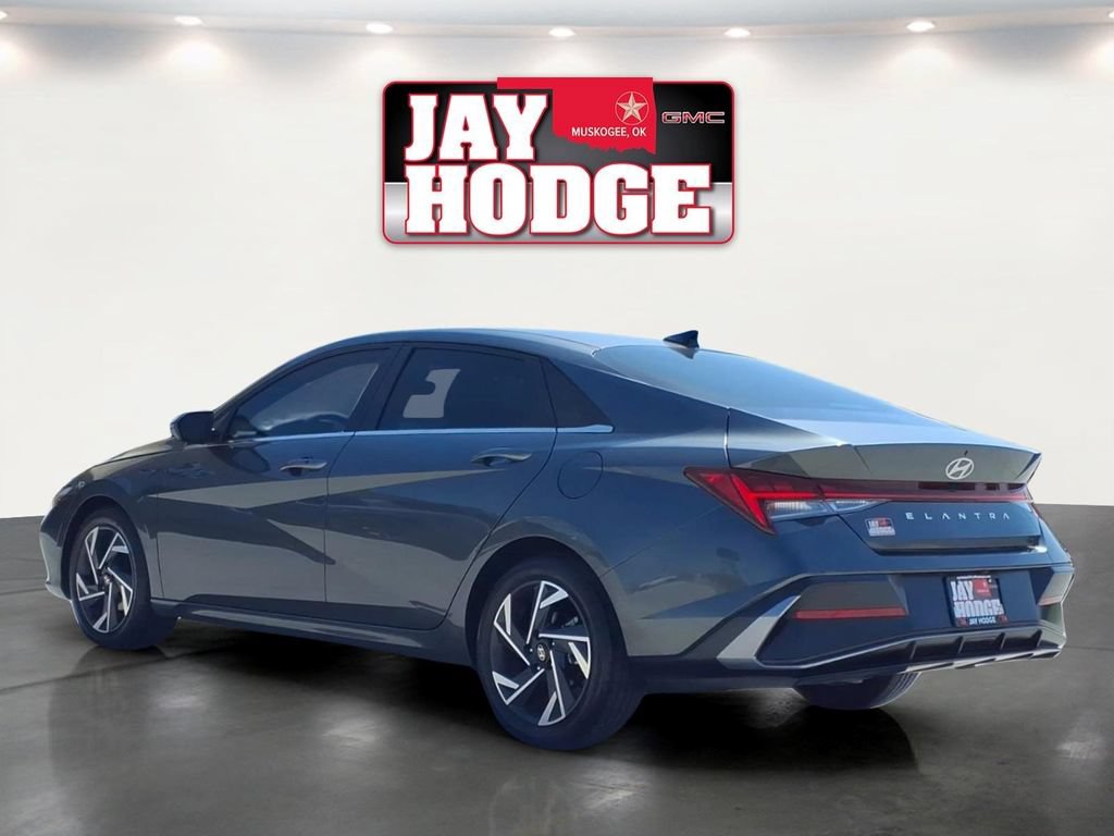 Used 2024 Hyundai Elantra SEL w/ Convenience Package FWD image 4