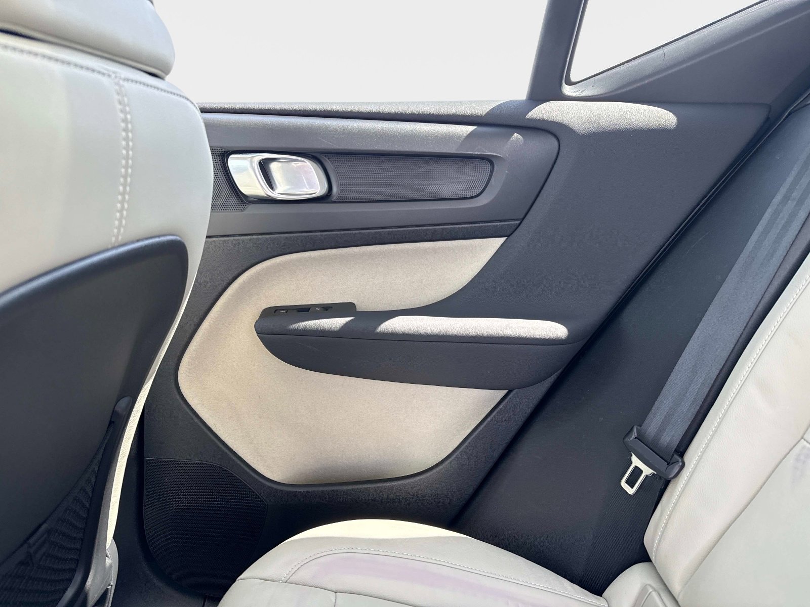 Used 2023 Volvo XC40 B4 Plus w/ Protection Package Premier FWD image 17