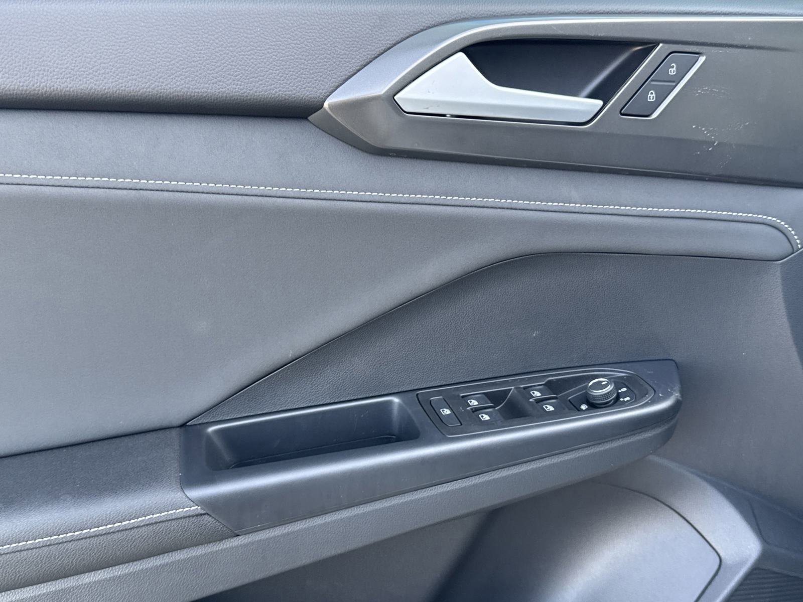 Certified 2025 Volkswagen Taos SE FWD image 39