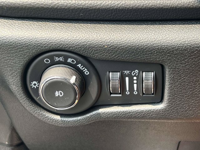 Used 2026 Chrysler Pacifica Select FWD image 19