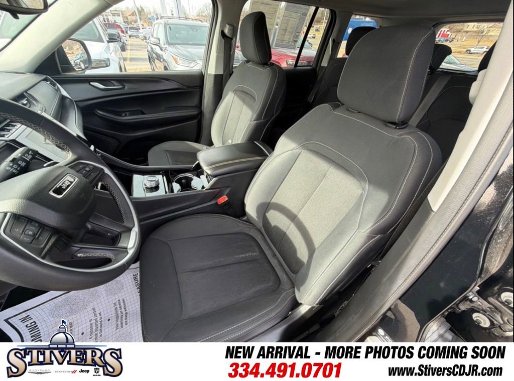 Used 2023 Jeep Grand Cherokee Laredo image 13