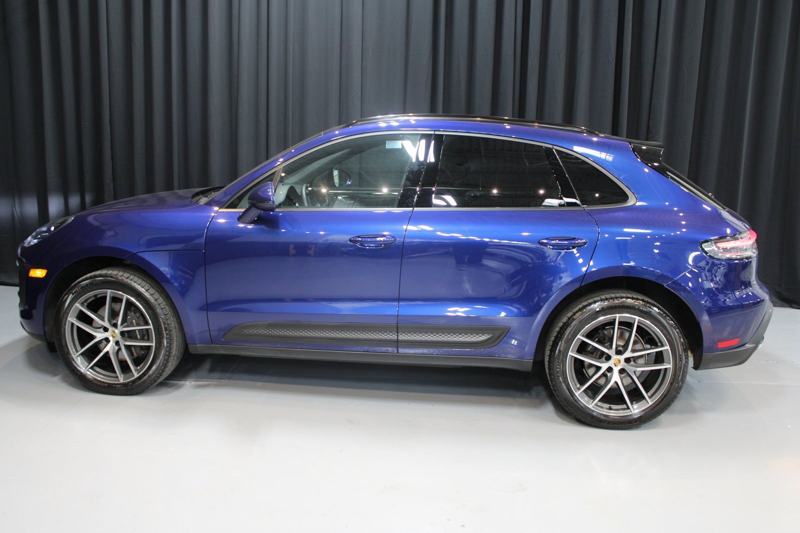 Certified 2024 Porsche Macan image 2