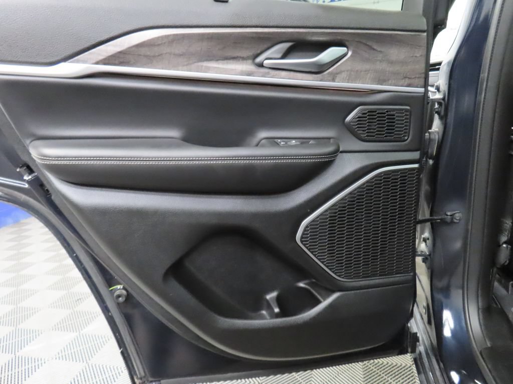 Used 2025 Jeep Grand Cherokee Limited w/ Luxury Tech Group II AWD/4WD image 54
