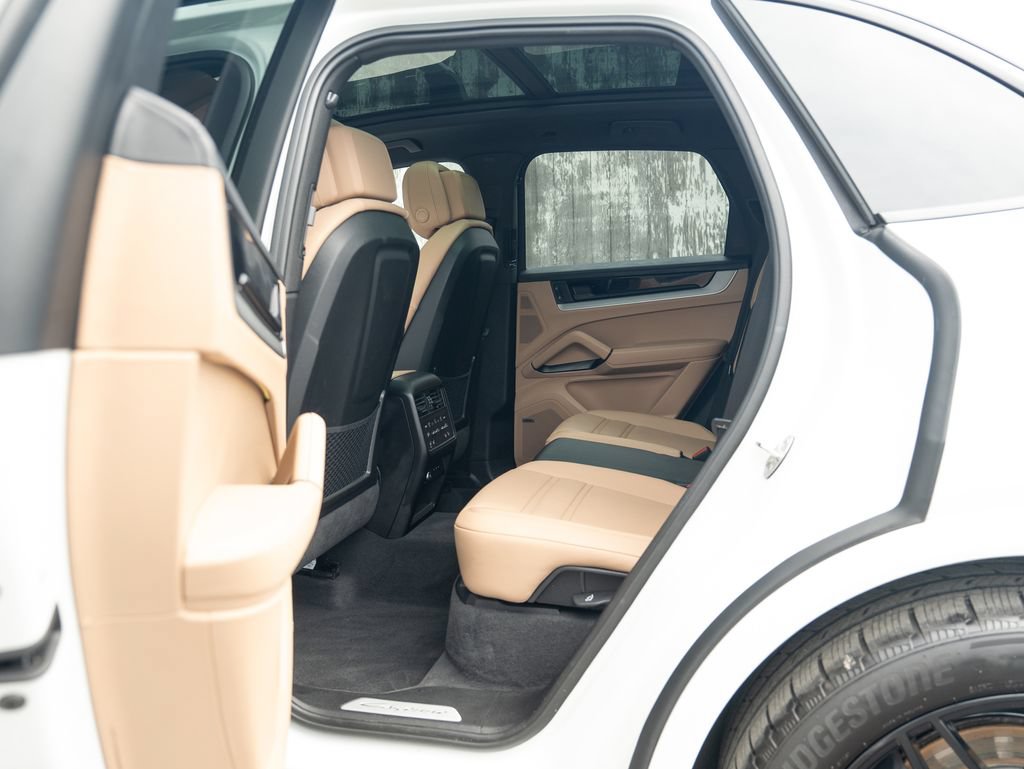 Used 2024 Porsche Cayenne AWD/4WD image 34