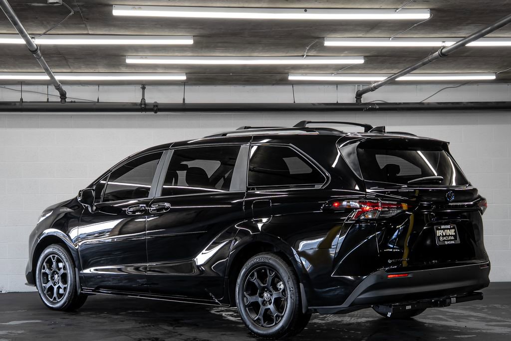 Used 2025 Toyota Sienna XLE Woodland Edition image 3