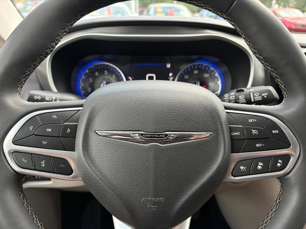 Used 2022 Chrysler Pacifica Touring-L image 17