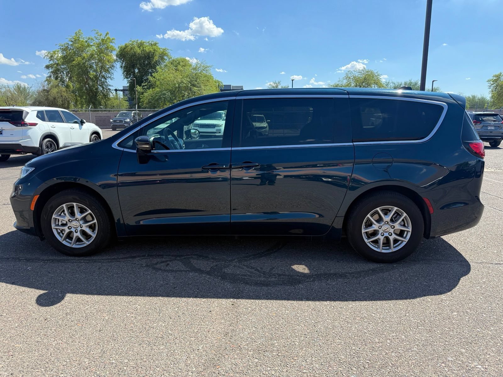 Used 2025 Chrysler Pacifica Select FWD image 8