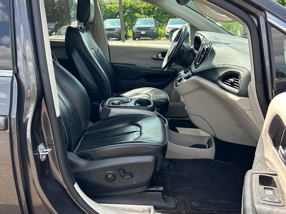 Used 2017 Chrysler Pacifica Limited image 14