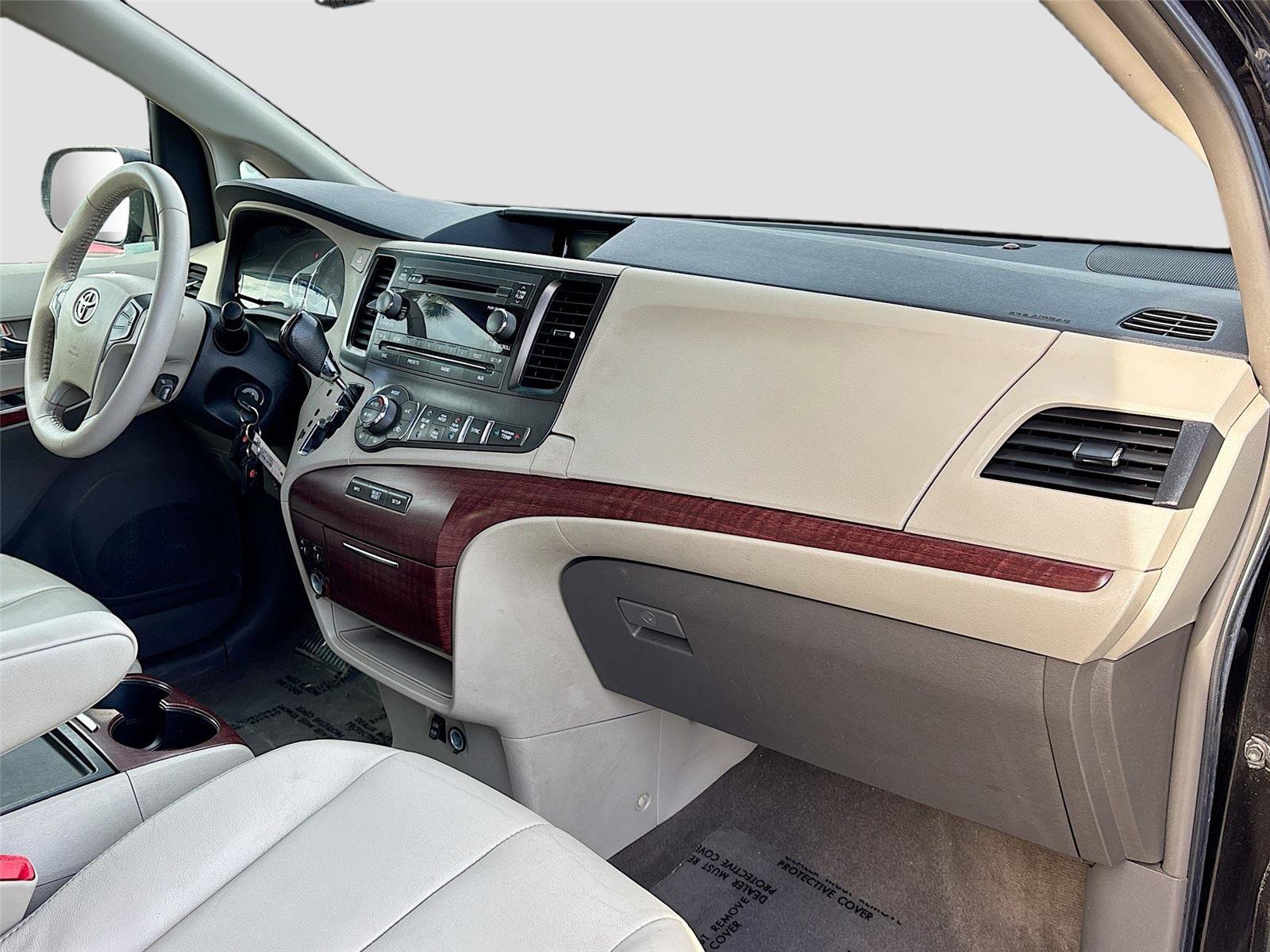 Used 2014 Toyota Sienna XLE image 30