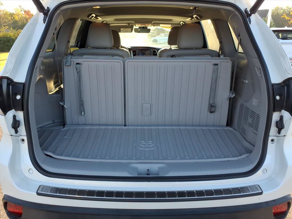 Used 2019 Toyota Highlander XLE AWD/4WD image 10