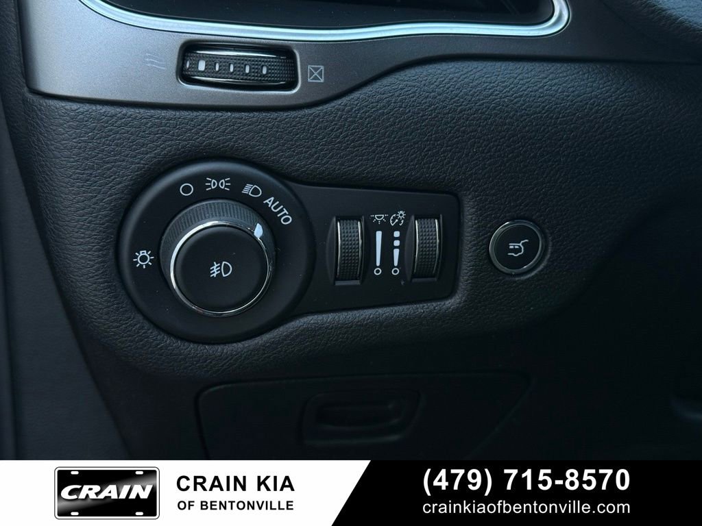 Used 2019 Jeep Cherokee Latitude Plus w/ Comfort/Convenience Group FWD image 13