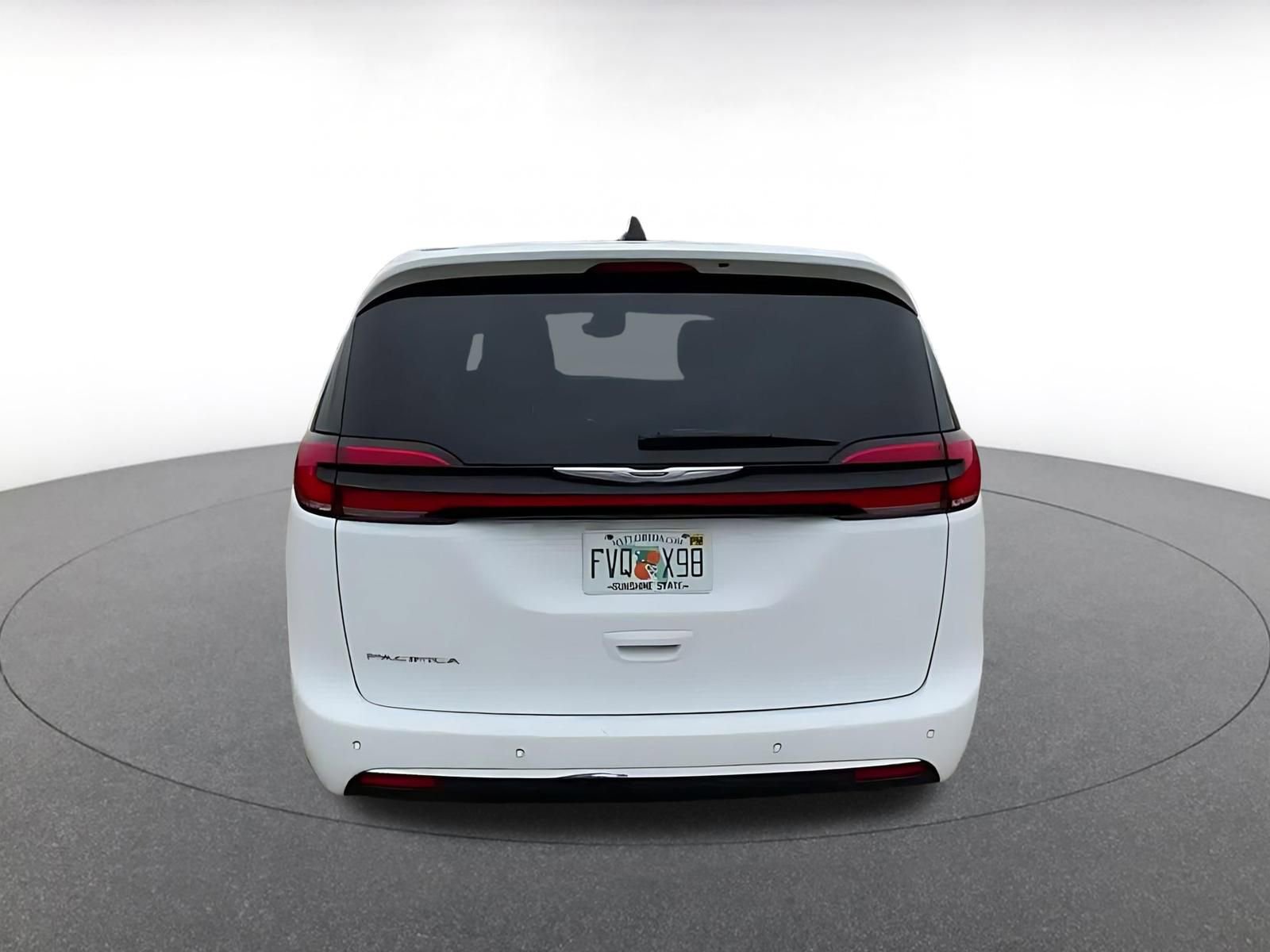 Used 2025 Chrysler Pacifica Select image 12