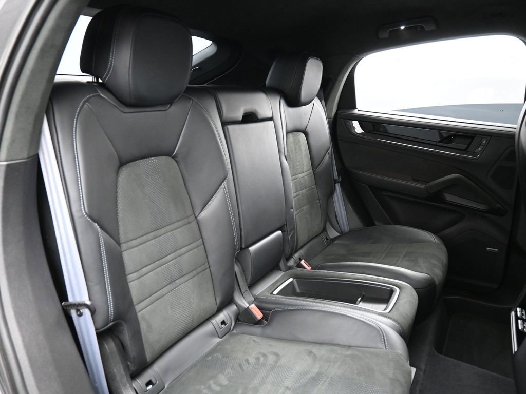 Certified 2024 Porsche Cayenne Turbo GT AWD/4WD image 27