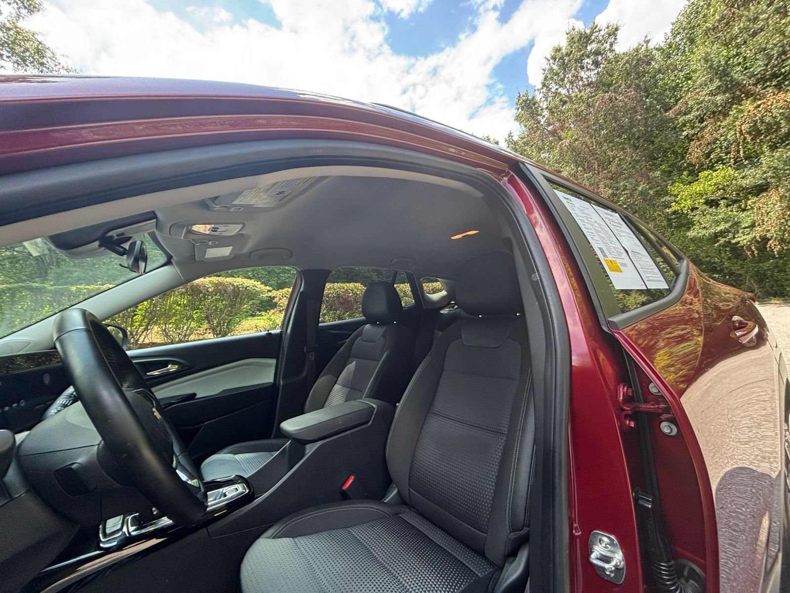 Used 2025 Chevrolet Trax LT w/ LT Convenience Package FWD image 19