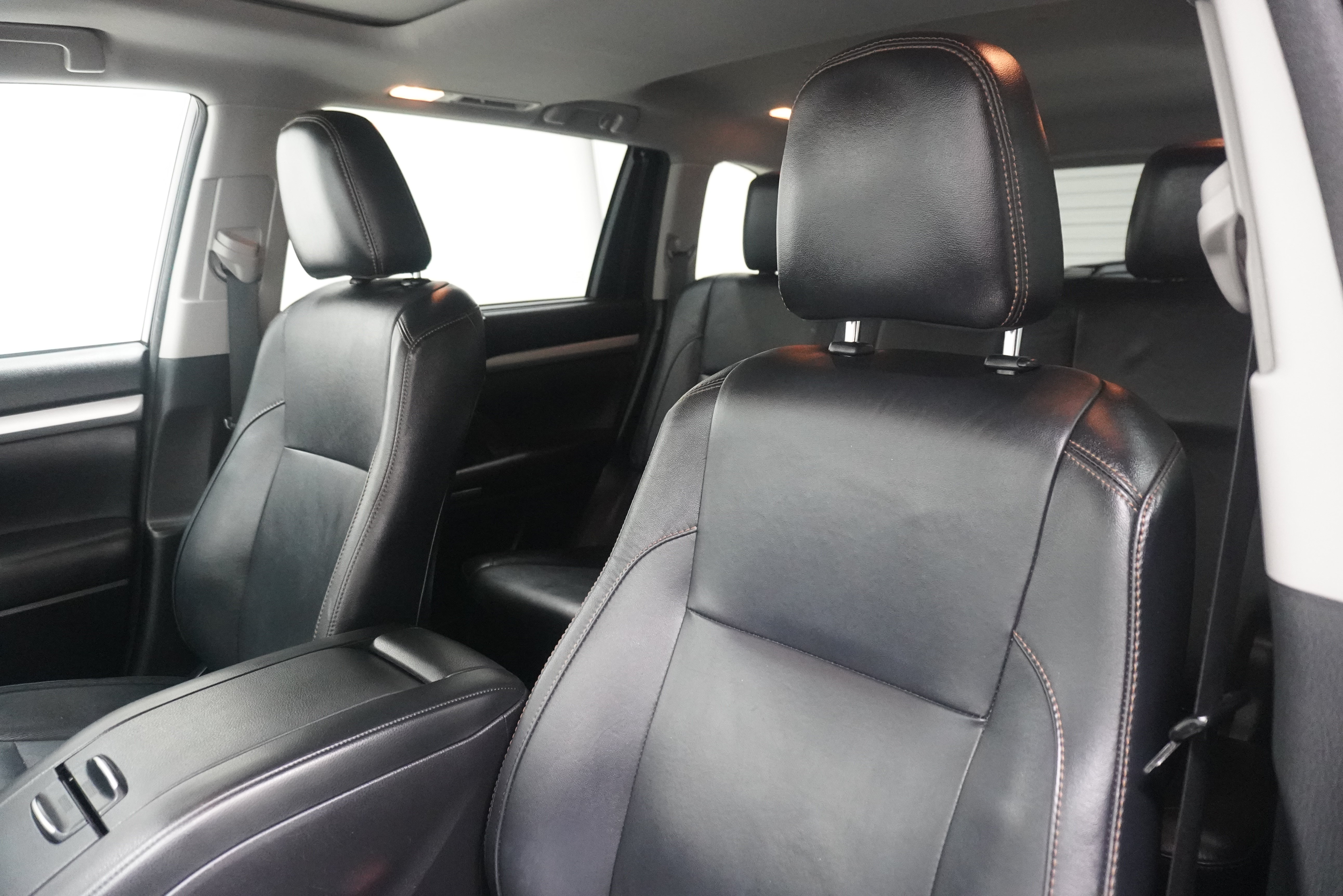 Used 2017 Toyota Highlander XLE FWD image 11