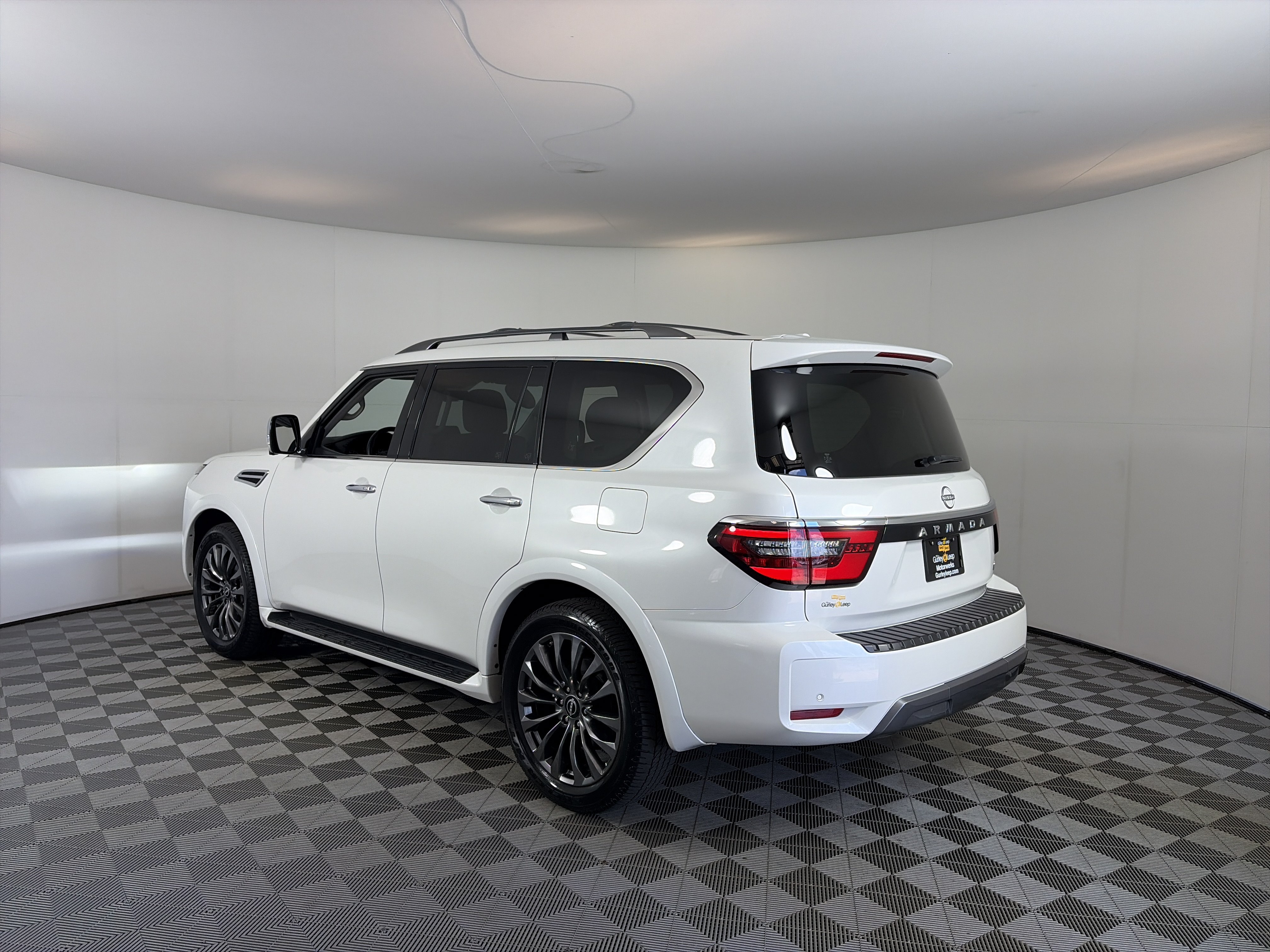 Used 2024 Nissan Armada Platinum w/ Captain's Chairs Package RWD image 9