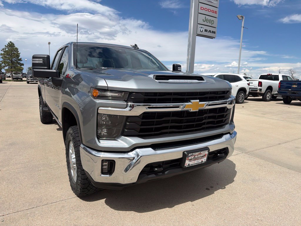 Used 2024 Chevrolet Silverado 2500 LT AWD/4WD image 7