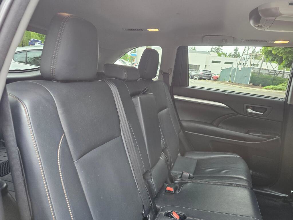 Used 2015 Toyota Highlander XLE AWD/4WD image 12