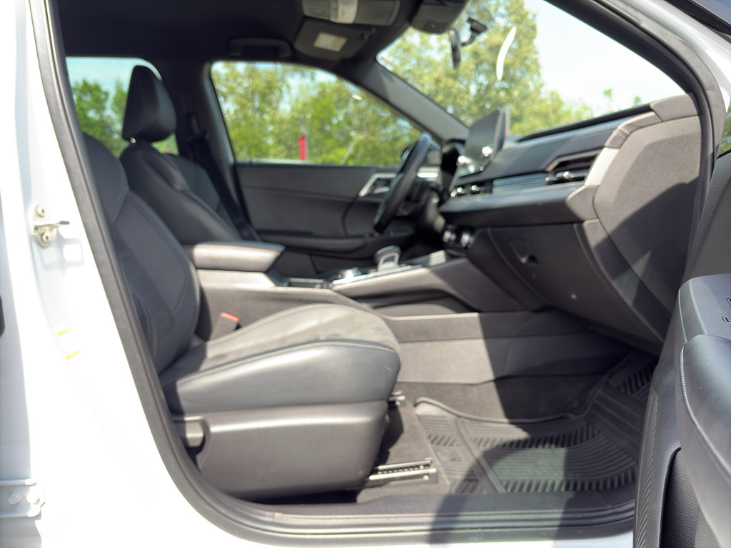 Used 2023 Mitsubishi Outlander SE Black Edition AWD/4WD image 16
