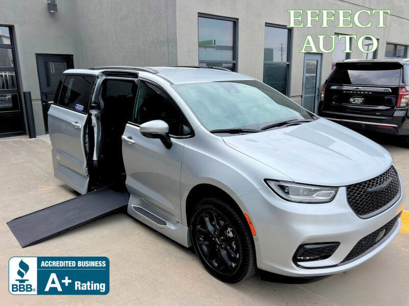 Used 2023 Chrysler Pacifica Touring-L w/ Uconnect Theater Family Group