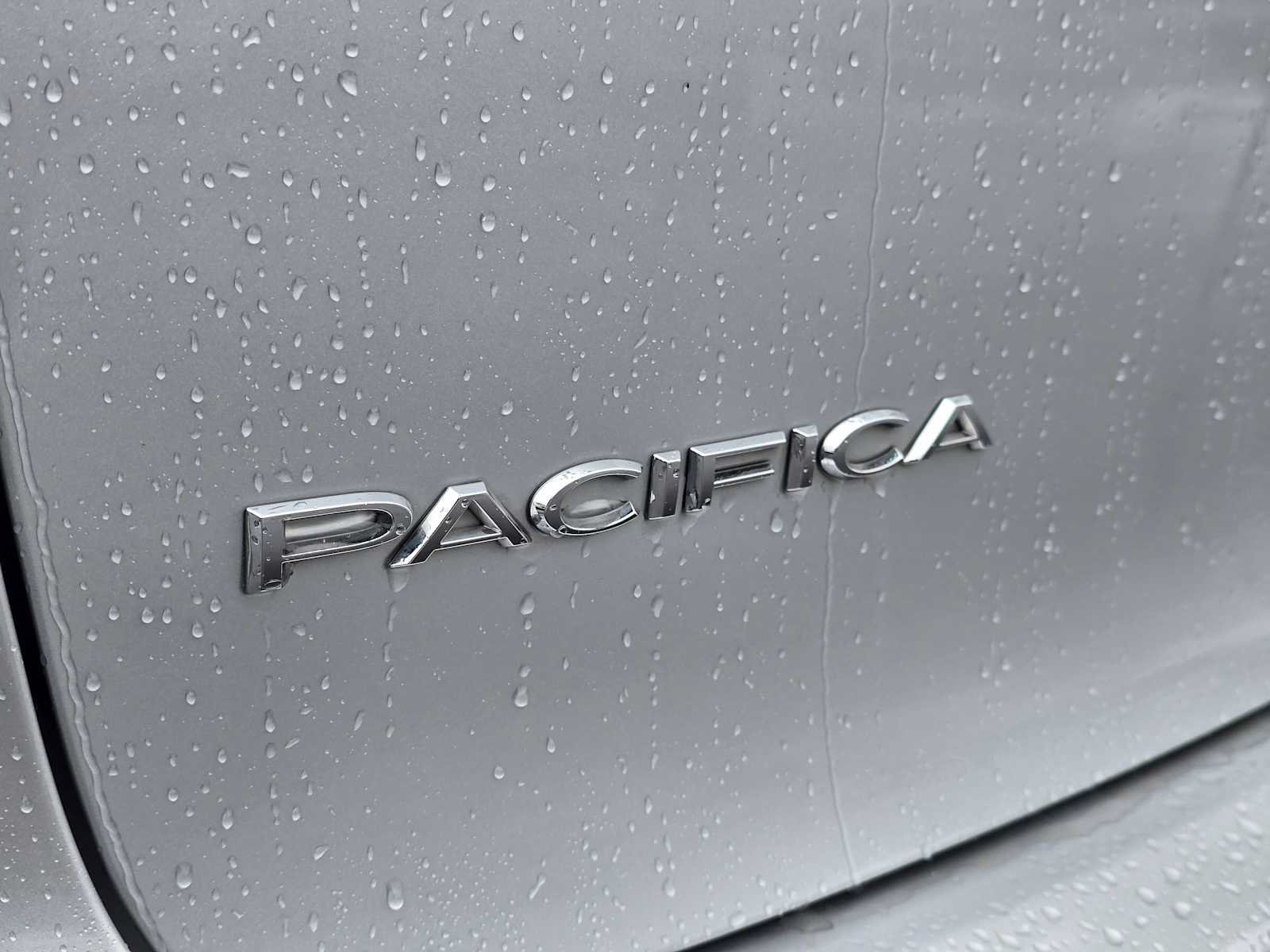 Used 2024 Chrysler Pacifica Touring-L FWD image 15