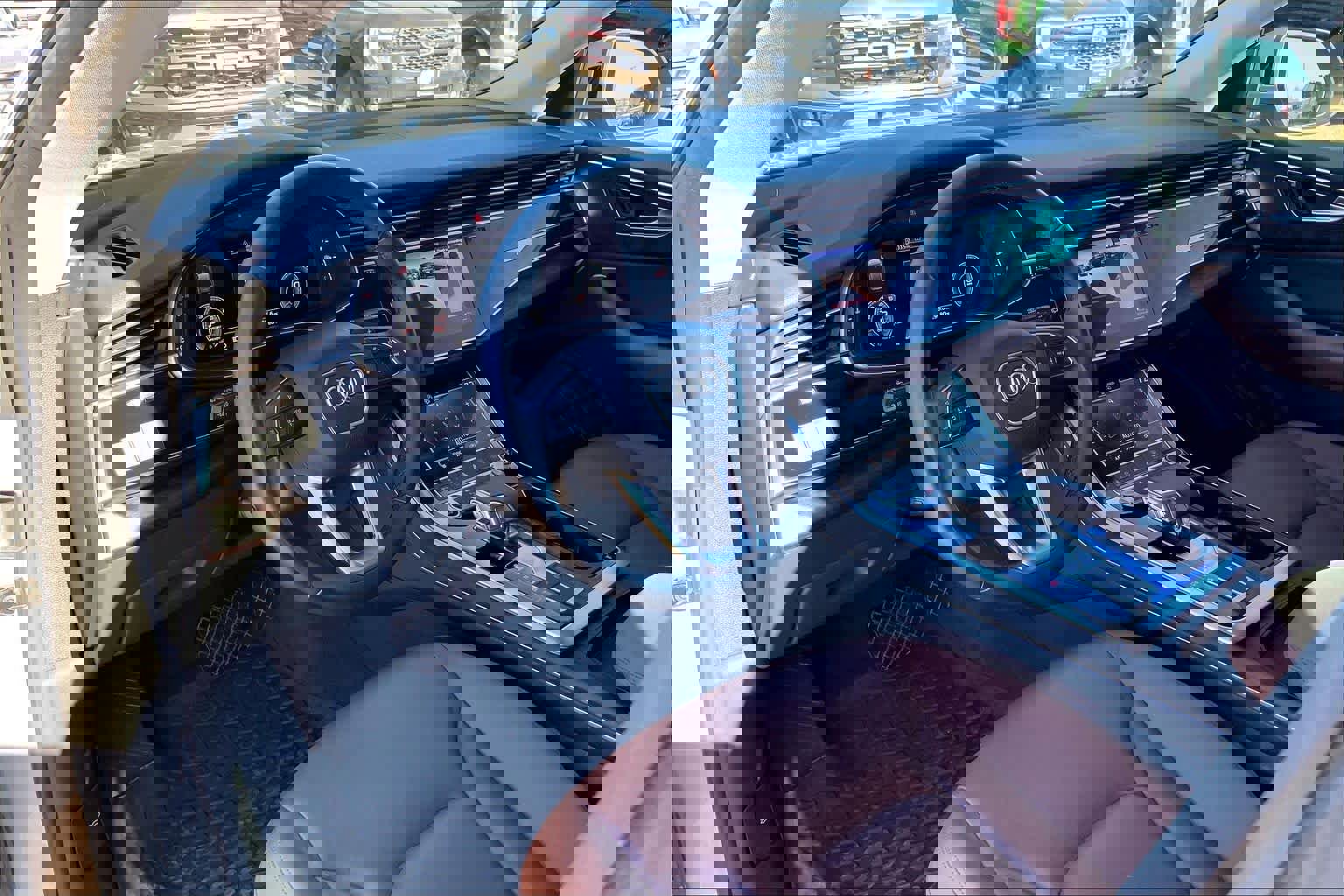 Used 2022 Audi Q8 Premium image 17