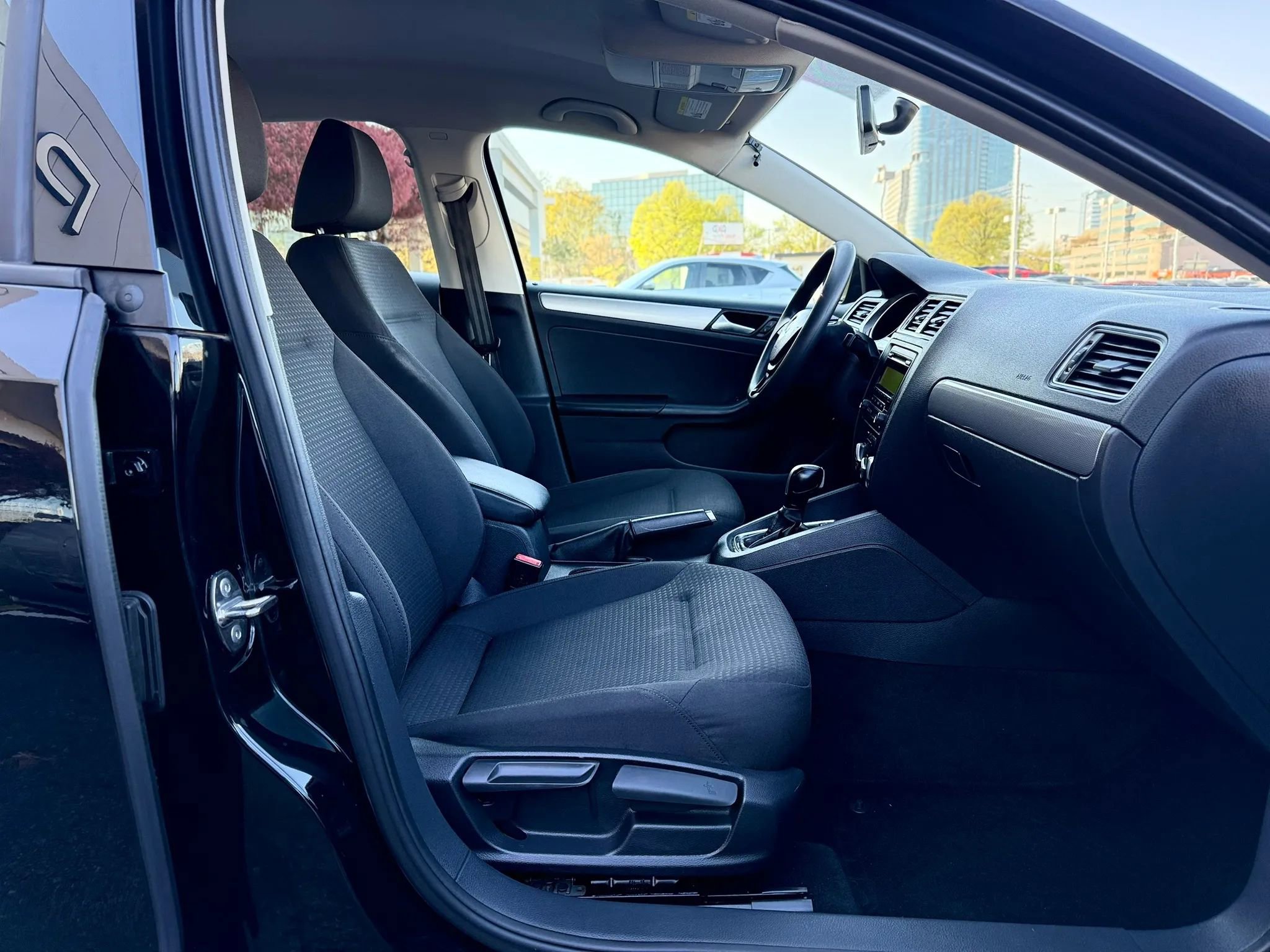 Used 2015 Volkswagen Jetta SE image 31