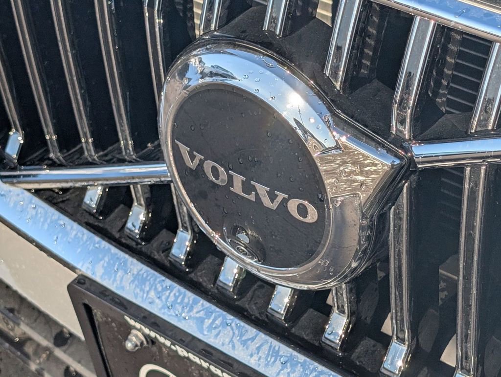 Used 2023 Volvo XC60 B6 Ultimate w/ Climate Package image 10