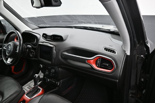Used 2019 Jeep Renegade Trailhawk AWD/4WD image 9