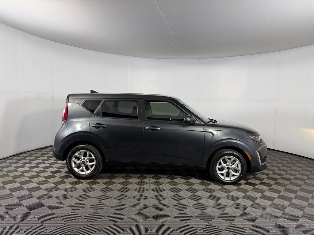 Used 2025 Kia Soul LX w/ LX Technology Package FWD image 7