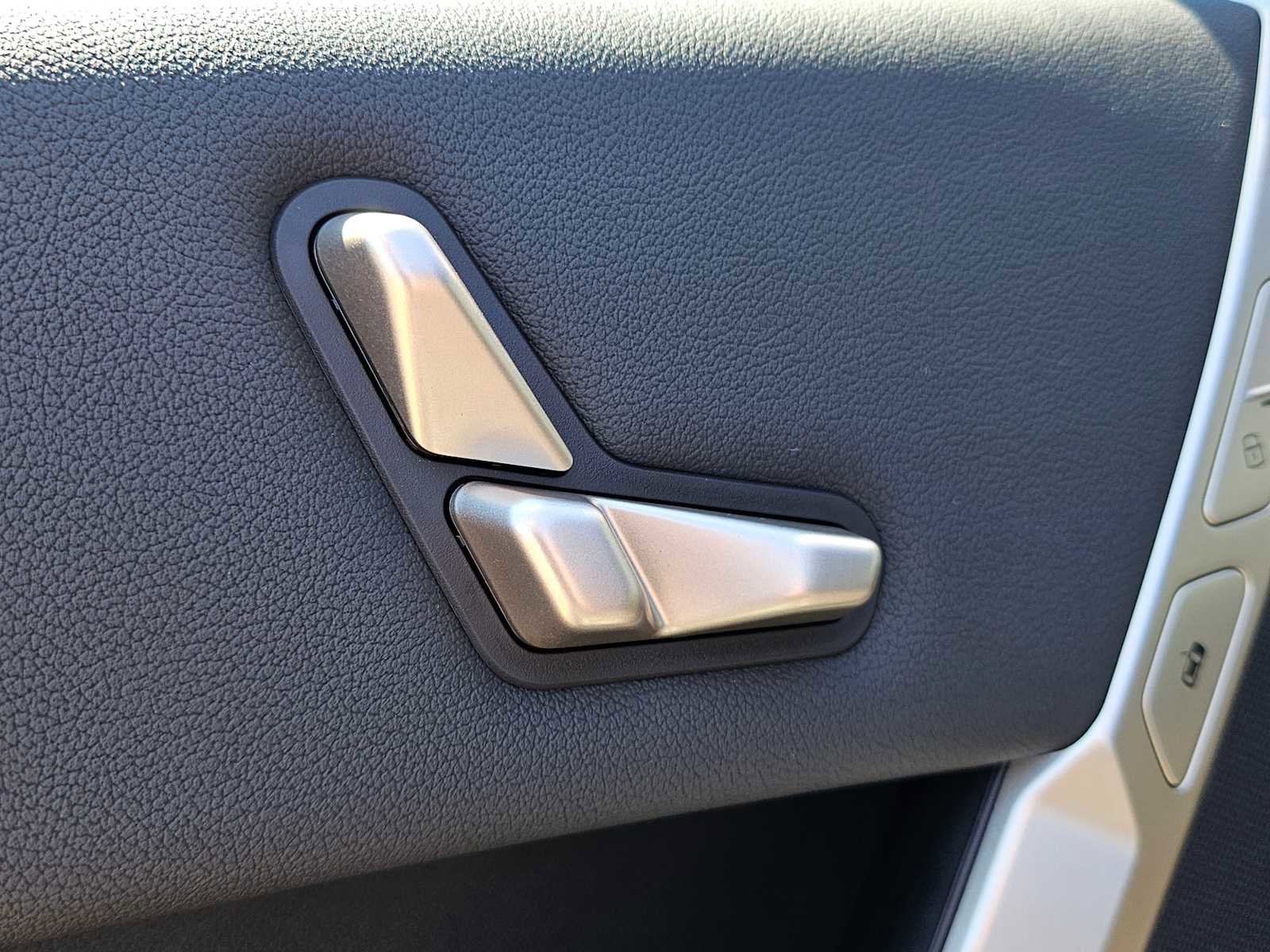 Used 2025 BMW iX xDrive50 image 24