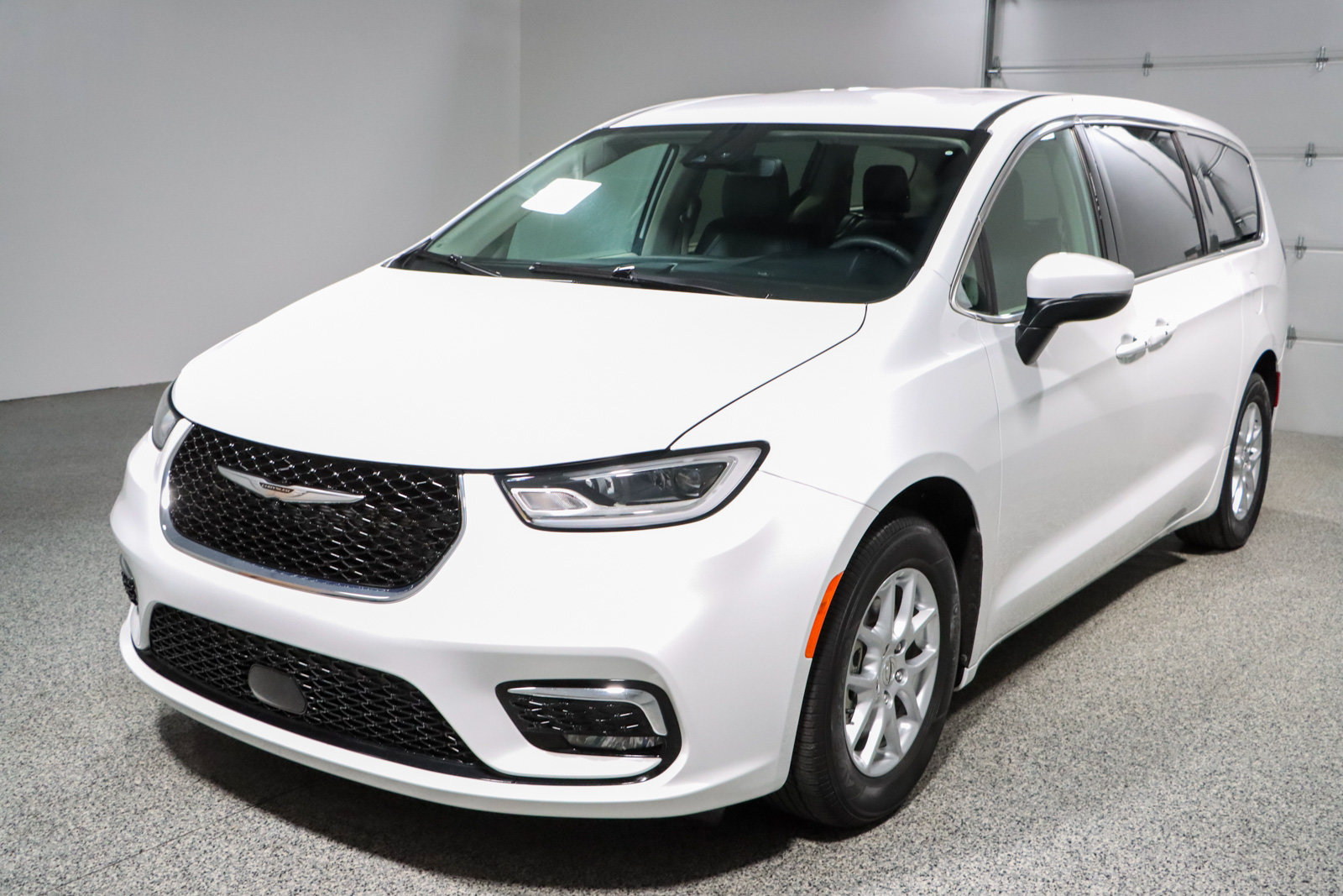Used 2023 Chrysler Pacifica Touring-L FWD image 32