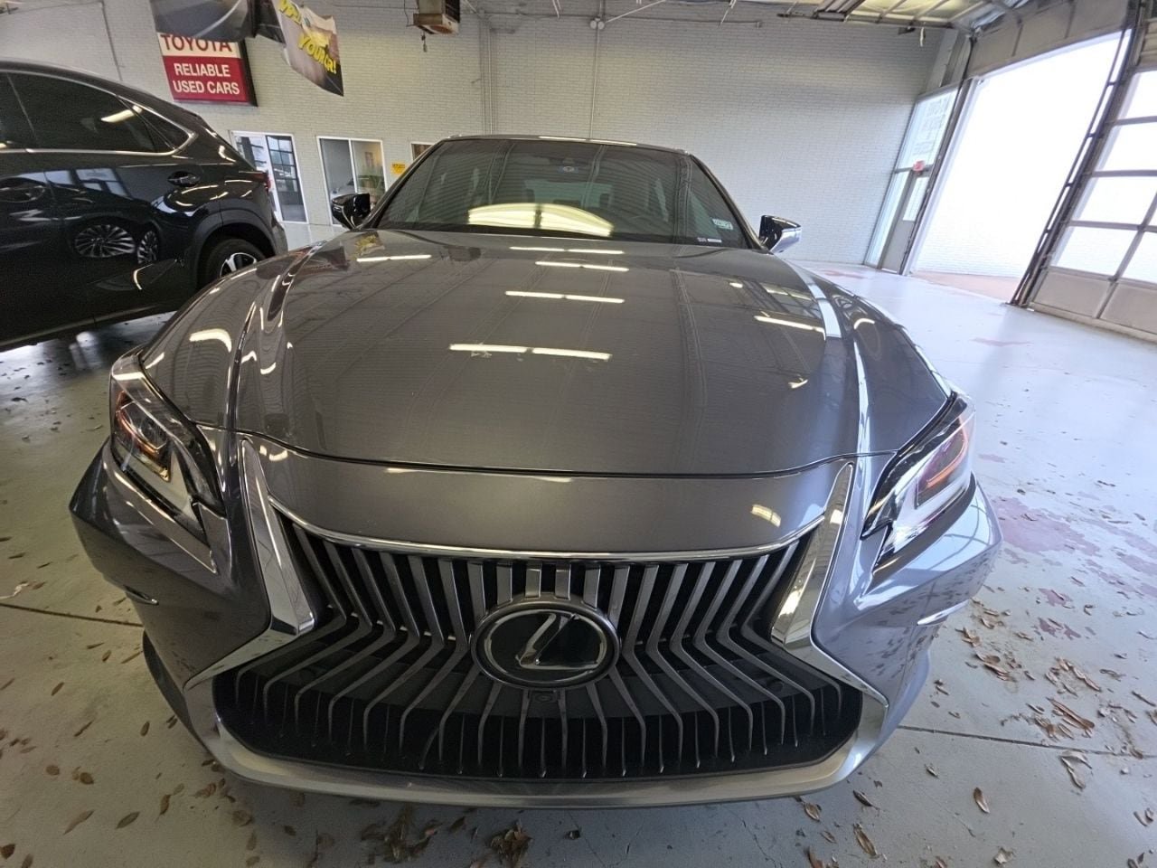 Used 2019 Lexus ES 350 Ultra Luxury w/ Accessory Package 2 FWD image 2