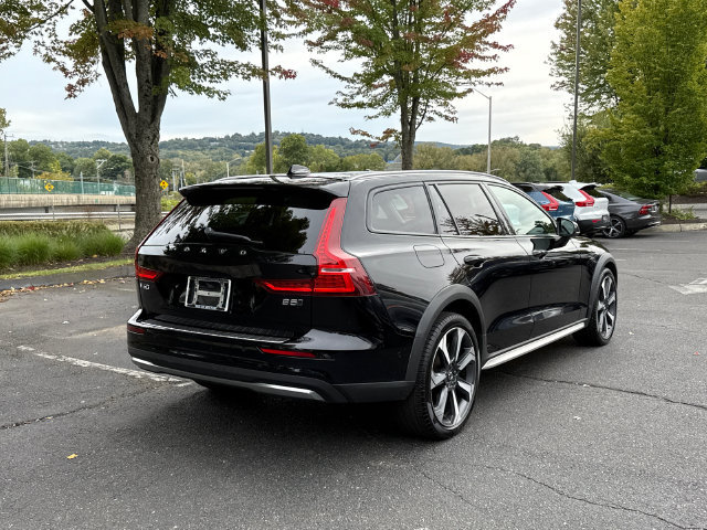 Used 2024 Volvo V60 B5 Cross Country Ultimate w/ Protection Package Premier AWD/4WD image 4