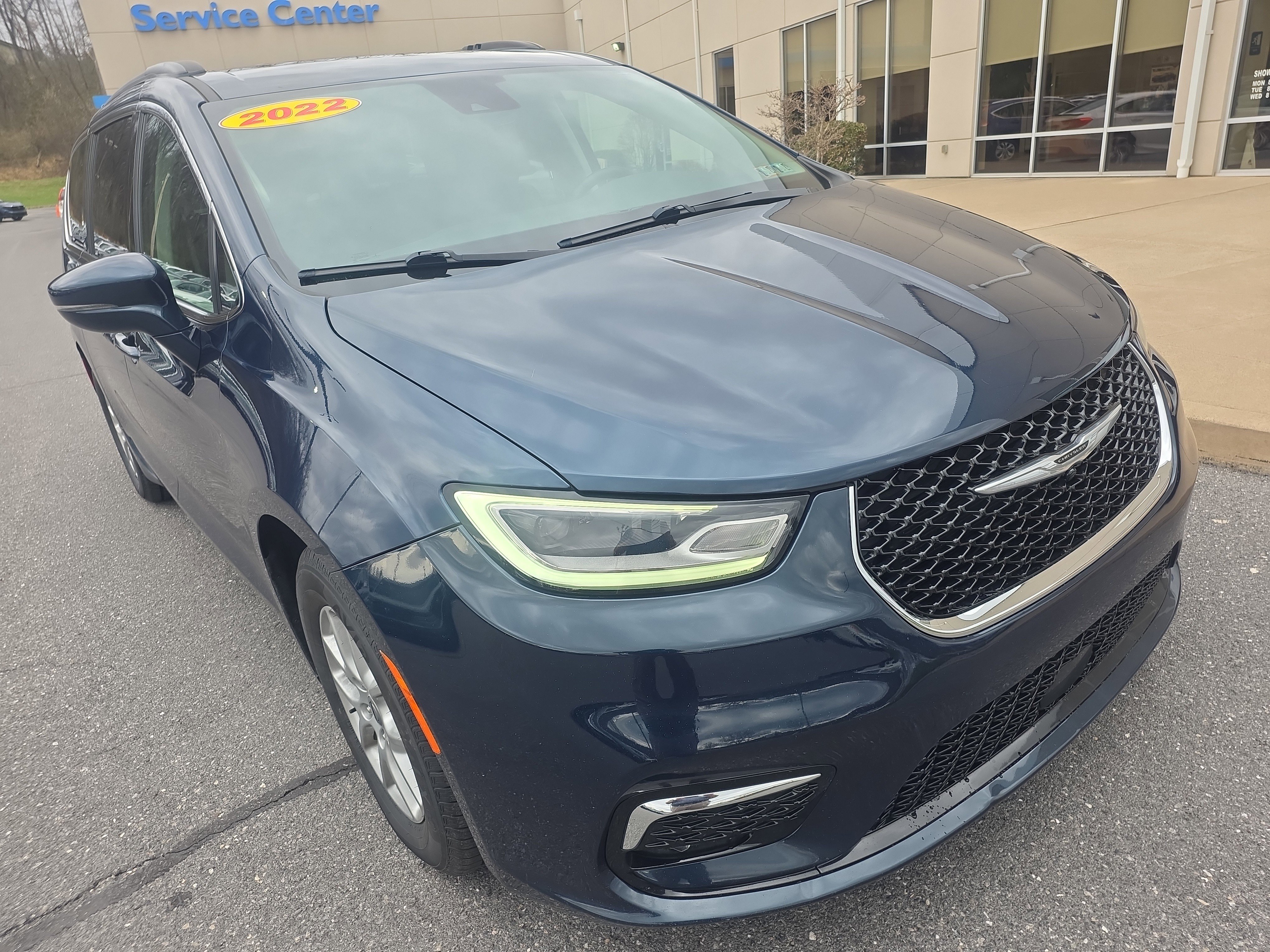 Used 2022 Chrysler Pacifica Touring-L image 3