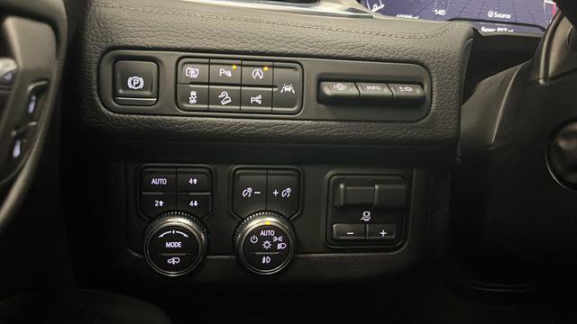 Used 2024 GMC Yukon XL Denali w/ Denali Reserve Package image 34
