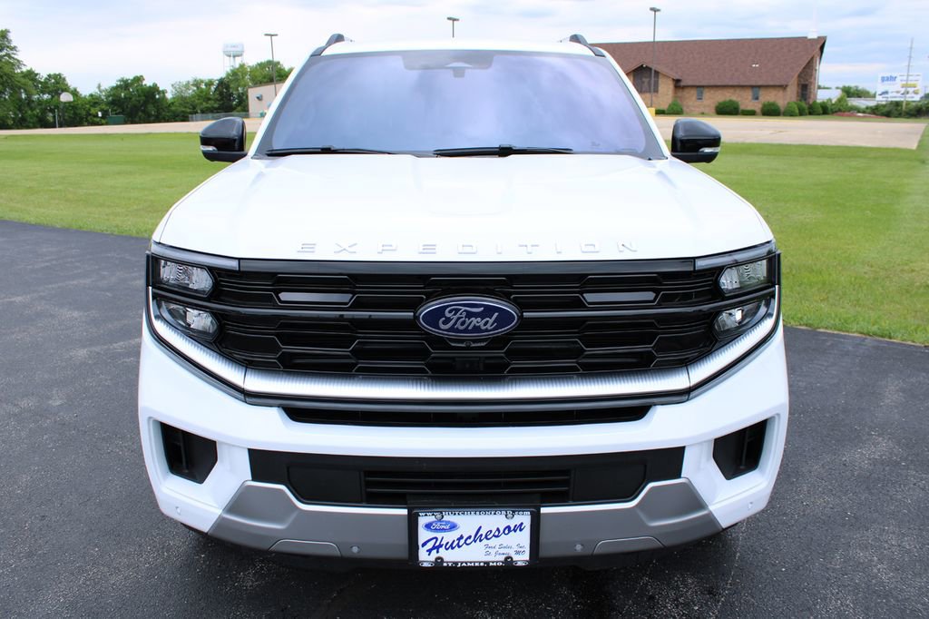 Used 2025 Ford Expedition Platinum w/ Driver's Package AWD/4WD image 2