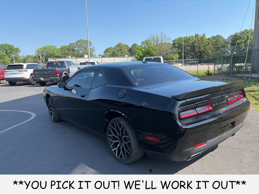 Used 2019 Dodge Challenger SXT w/ Blacktop Package RWD image 4