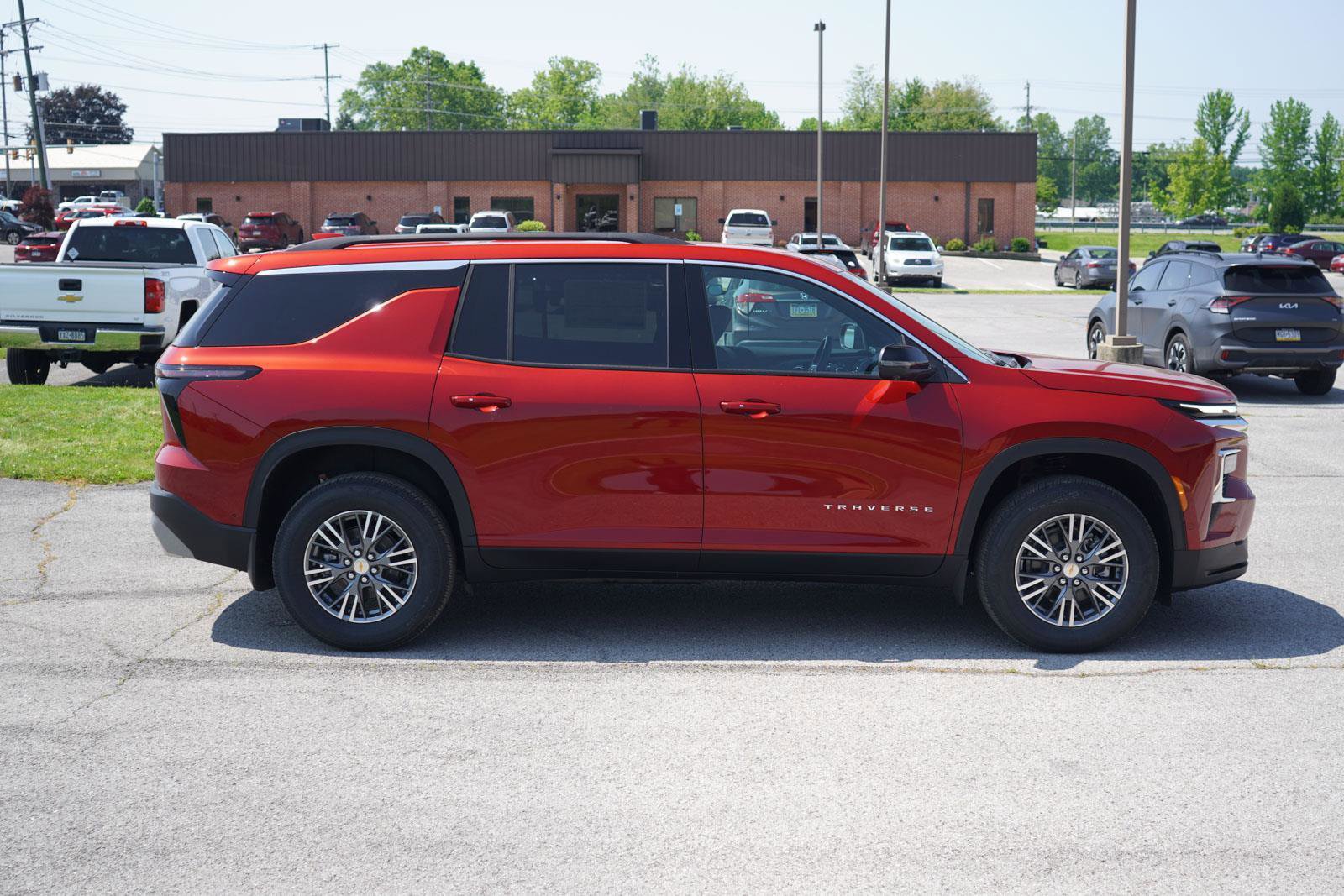 New 2025 Chevrolet Traverse LT w/ Enhanced Driving Package image 2