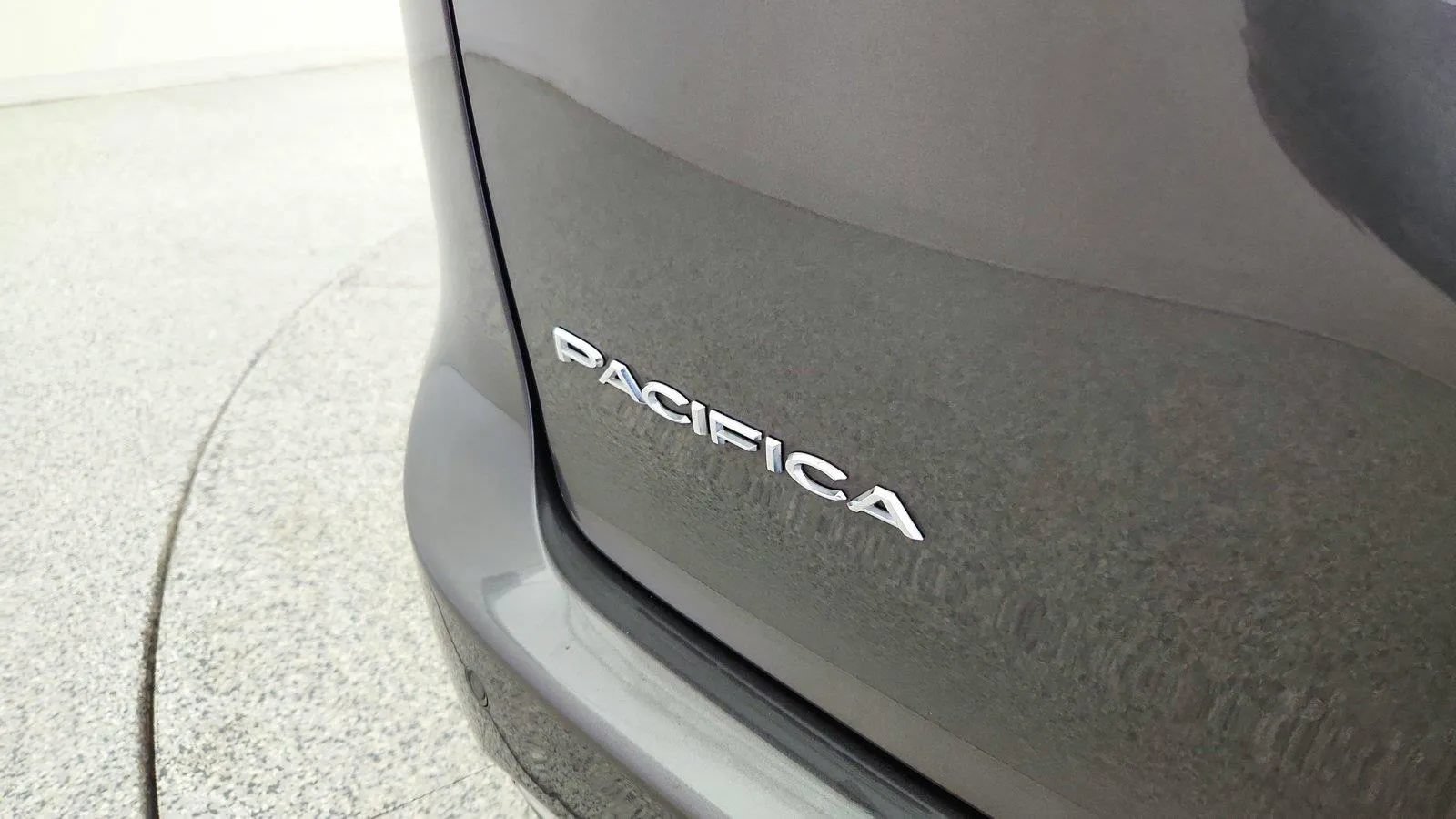 Used 2017 Chrysler Pacifica Touring-L FWD image 37