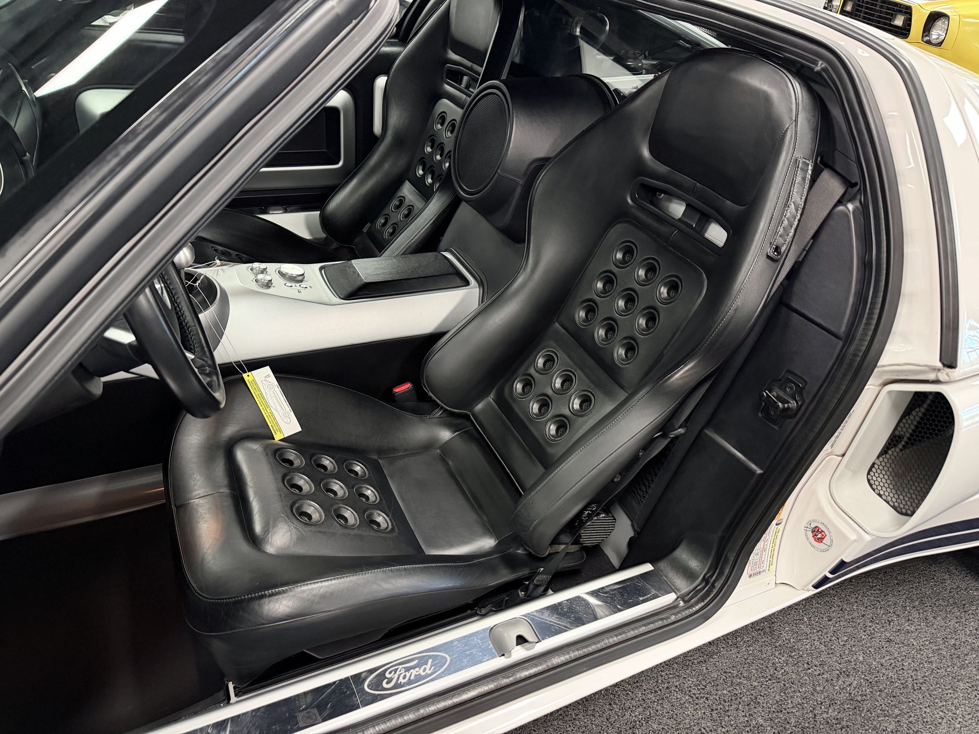 Used 2005 Ford GT RWD image 21