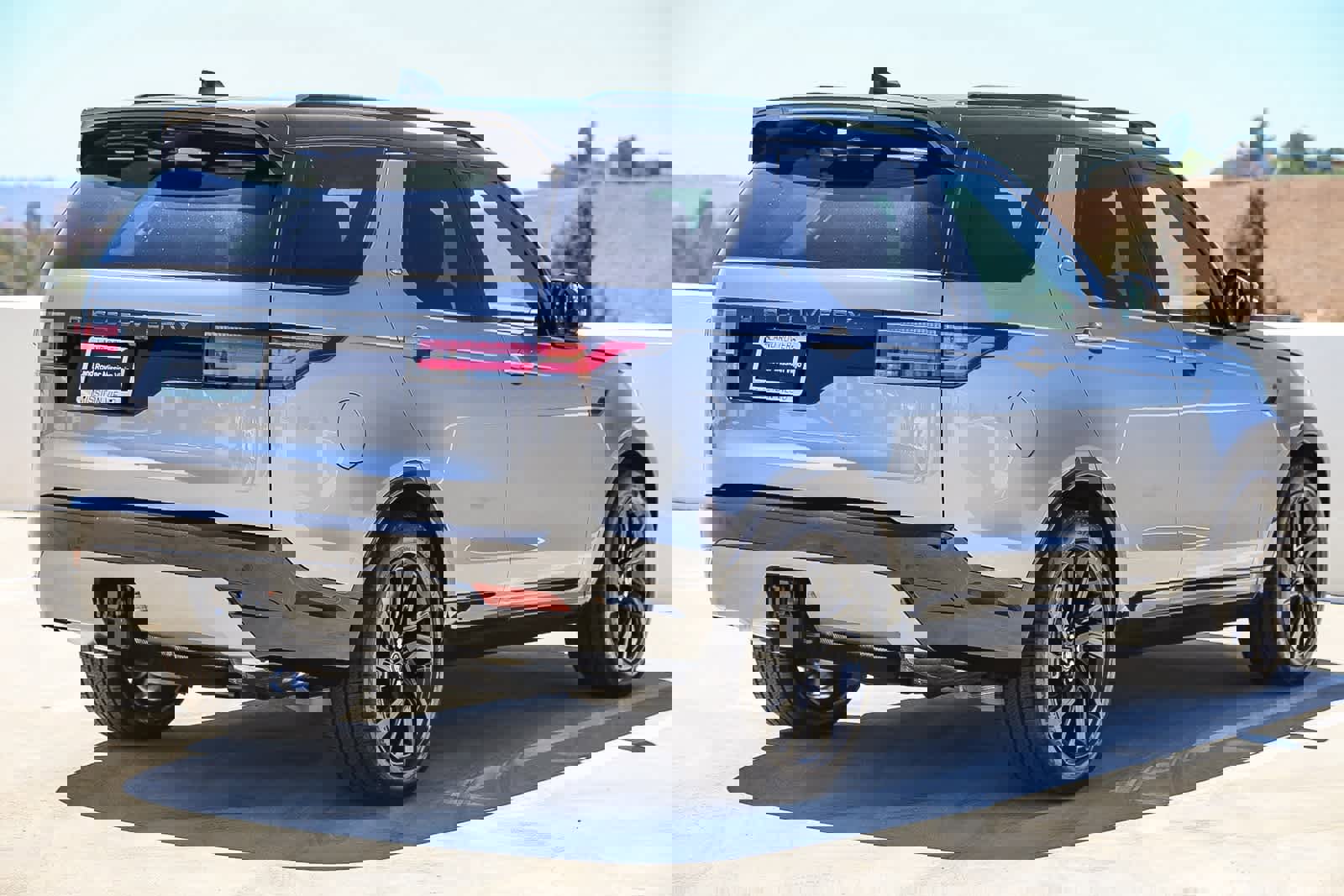 New 2025 Land Rover Discovery Dynamic SE image 9