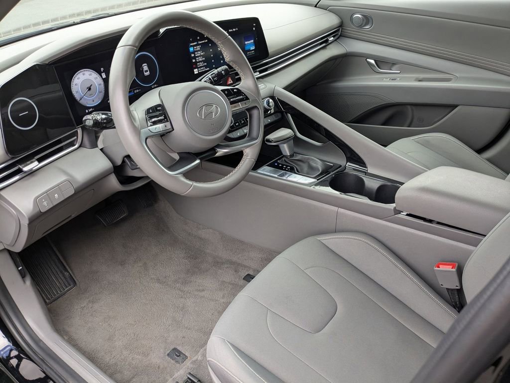 Used 2025 Hyundai Elantra SEL image 14