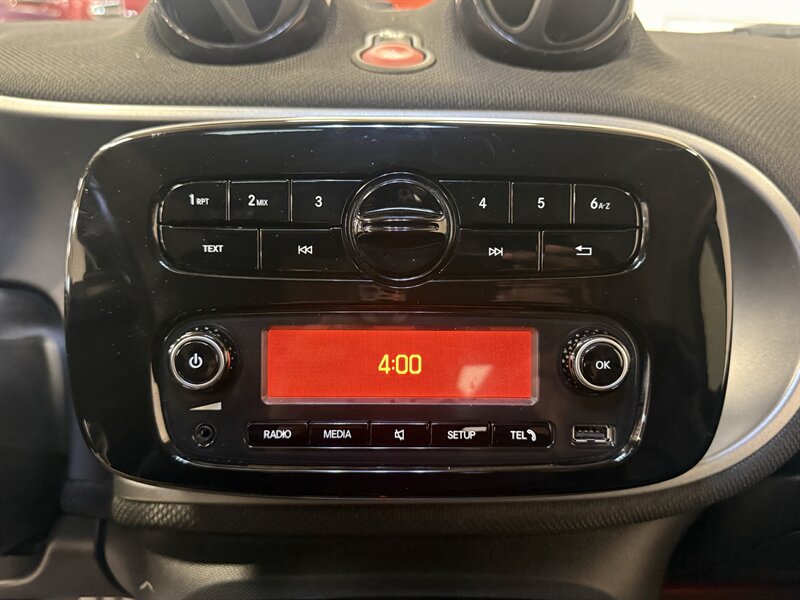Used 2017 smart fortwo passion RWD image 22