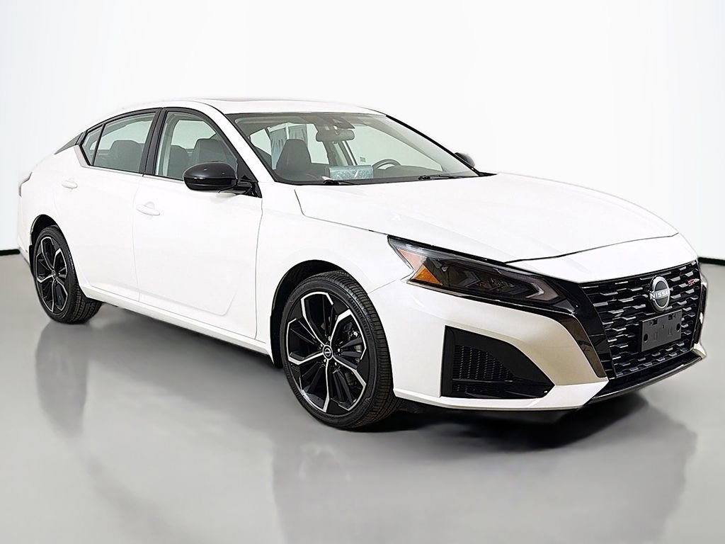Used 2023 Nissan Altima 2.5 SR w/ SR Premium Package AWD/4WD image 2