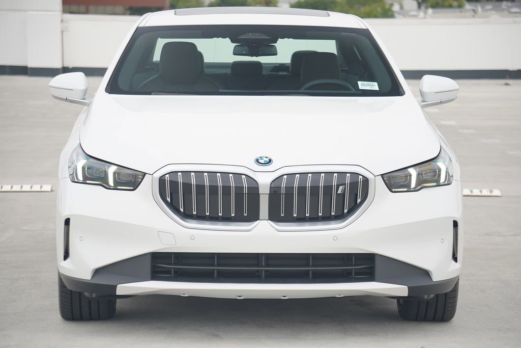 Used 2026 BMW i5 eDrive40 w/ Premium Package image 2