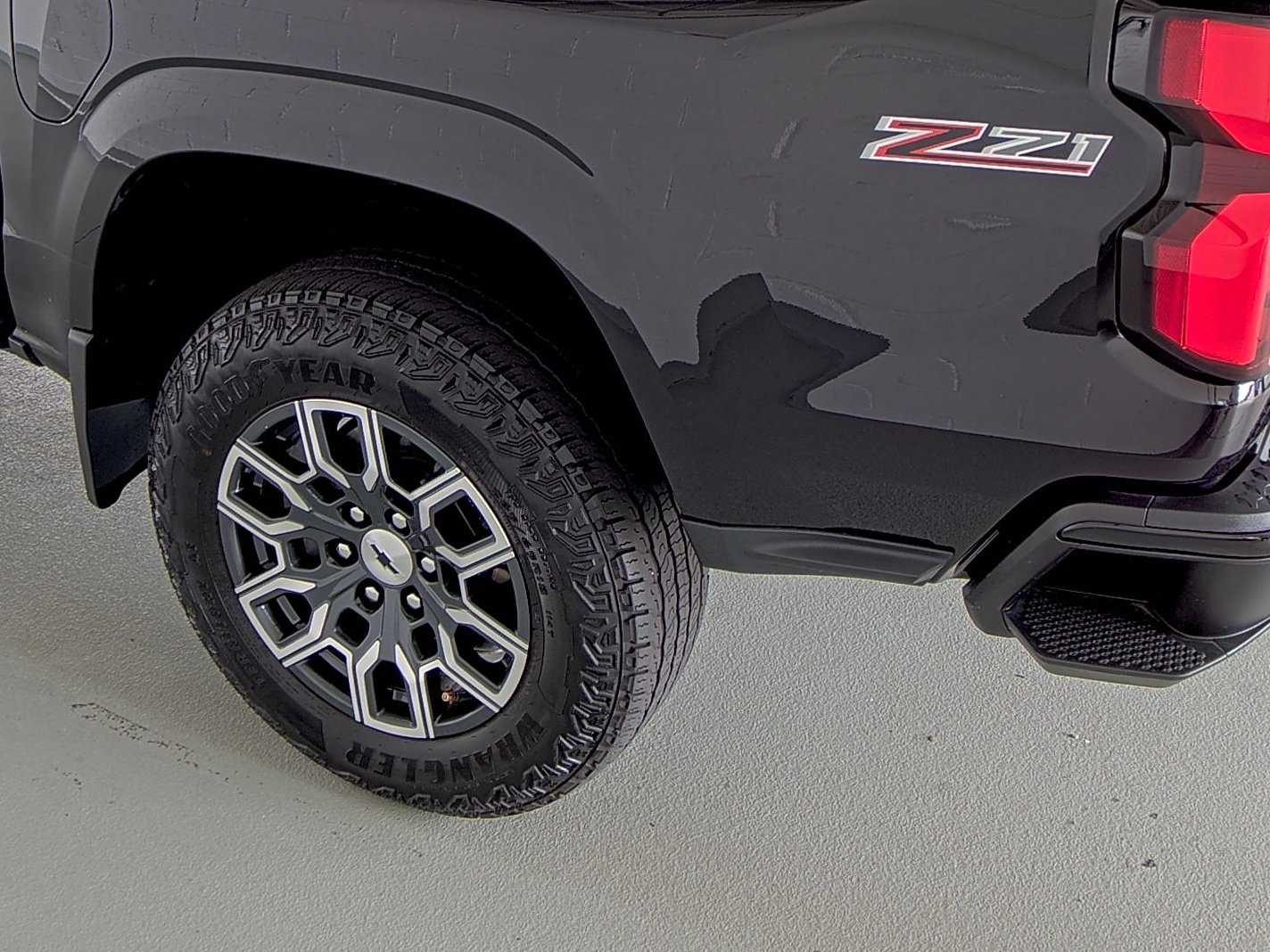Used 2023 Chevrolet Colorado Z71 w/ Z71 Convenience Package 2 AWD/4WD image 9